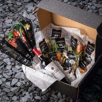 Kinkepakk "rikkalik jaanilaud" -3,5kg grilltooteid, 4 salaamit ja kvaliteetvein.