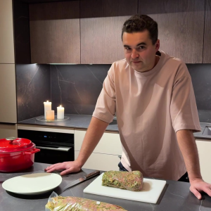 Parima lihaprae jõululauale saad loomulikult Matsimokalt! 

📍 Sel aastal leiad meie müügipunktidest esmakordselt ka suured 2 kg pakendis talvises marinaadis ahjulihad!  

Praetükki võid valmistada ahjupotis tervena või valmislõigatud portsudena. Vaata videost Steni soovitusi.

