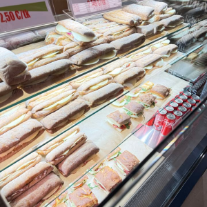 Jaga, märgi 3 kuni 10 sõpra ning võida endale ja kõikidele märgitud sõpradele mõnus krõbe ning mahlane Matsimoka Ciabatta!

Tartus legendaarseks saanud Matsimoka Ciabattad on nüüd saadaval meie vastavatud esinduspoes Balti Jaama Turul hinnaga kõigest 2.50/tk! 🥖

Tooted on valmistatud kvaliteetsetest Eesti toorainetest nagu Matsimoka suitsukana, trühvli salaami ja ahjuliha, Eesti Pagari Ciabatta sai, Estoveri juust jne.

Võitjad kuulutame välja 19.03.

Tule proovi ja saa osa ehedate maitsete elamusest!







