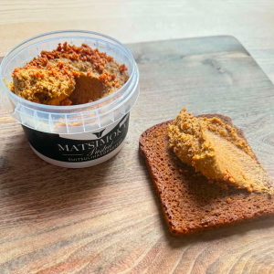 🥕 Miks on Matsimoka pasteet praegu veidi kollakam?

Tähelepanelikumad pasteedisõbrad on märganud, et meie suitsulihakõrne pasteet on viimasel ajal tavapärasest pisut kollakama-oranžikama jumega. Oleme saanud selle kohta ka mitmeid küsimusi – kas retsept on muutunud või on midagi teisiti?

Põhjus on tegelikult väga lihtne ja igati hea: värske porgand! 🥕

Kasutame pasteedi valmistamisel päris porgandit ning praegune värske porgand on mahlane, erksa värviga ja annab ka pasteedile tugevama kuldkollase tooni. Pikemalt keldris seisnud porgandi värv on loomulikult mahedam ning seetõttu võib ka pasteedi toon aasta jooksul pisut muutuda.

Retsept on sama, maitse on sama – loodus lihtsalt näitab oma värve. 😊

Meie jaoks on see üks ehe näide sellest, kuidas päris toorainest tehtud toit ei pea olema iga kord täpselt sama värvi. Ja praegu on porgandi kord särada! 🧡

