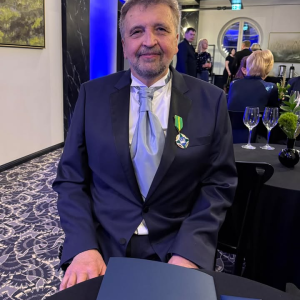 Eesti Vabariigi sünnipäevanädal algas
meie jaoks eriliselt. Eile andis Lääne-Viru Omavalitsuste Liit Rakvere Teatris Matsimoka looja Aivar Innole pidulikult üle Lääne-Virumaa kuldse vapimärgi. 

Vapimärgiga tunnustati Innode pereisa tema pikaajalise, järjepideva ja väärtuspõhise panuse eest Lääne-Virumaa ettevõtluse ja toidukultuuri arengusse. Matsimoka on tugevdanud piirkondlikku identiteeti ja pakkunud eeskuju nii ettevõtjatele kui ka kogukonnale. 

Oma kõnes tänas Aivar eelkõige oma peret - abikaasat, kelle kõrval juba 50 aastat ühist rada käidud ja poegi, kellega koos äri edendatud. Aivar on uhke vanaisa 10 lapselapsele. “Ma väga armastan Eestit. Eesti on parim koht, kus elada.”

Sügav kummardus ja tänu, Aivar Inno! Oled meile eeskujuks.

Head Vabariigi aastapäeva! 🇪🇪 

#virupärane #eestitoit #matsimoka

