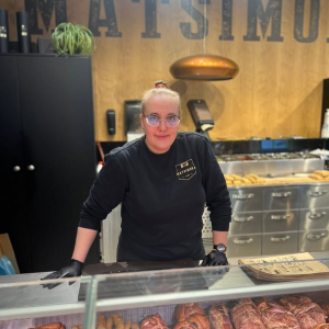 🎭 Peaosas: Marlin – kindla käega maitsete teejuht 🔥

Marlin on Kristiine Matsimoka leti taga toimetanud juba 8 aastat ning selle ajaga on temast saanud müüja, kelle poole tullakse siis, kui tahetakse päriselt head soovitust. Ta ei keeruta — kui küsid nõu, saad ausa vastuse ja kindla valiku õhtusöögiks.

Tegusamatel päevadel koguneb Marlinil töö käigus sammulugejasse lausa 16 kilomeetrit, sest leti taga käib töö tempokalt ja järjekord liigub kiirelt. Aga isegi kiirel hetkel leiab ta alati  lahenduse, et klient lahkuks leti juurest hea tuju ja parima valikuga.

Marlini tugevus on oskus kiiresti aru saada, mida inimene otsib — olgu selleks kindel grillliha, midagi uut proovimiseks või lihtsalt päästerõngas õhtusöögiideeks. 🛟 Tema soovitused on kindla peale minek. ✅

Suvel veedab Marlin suure osa ajast maakodus aiatöid tehes, talvel püüab võimalusel reisida. Lisaks pakuvad talle rõõmu keraamika, kudumine ja kalapüük — tegevused, kus saab tempo maha võtta ja midagi päriselt oma kätega luua. 🥰

Kui satud Kristiine keskuse Matsimokasse, astu julgelt ligi ja ütle TERE! — Marlin aitab sul õhtusöögi mure kiiresti lahendada. 😉 

Kristiine Keskus





