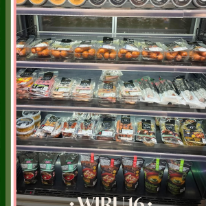 NAGU PÄRIS 🥹

Kui eelmisel aastal tõsisemaid kohviku- ja poeplaane pidama hakkasime, siis umbes sellist tunnet ette kujutasimegi - mõnus melu, rahulolevad inimesed laudades toitu nautimas ja riiulid-külmkapid heast-paremast lookas. Ja hakkabki looma!👏

Muide, meie kõige värskem sõber @matsimoka tõi Wirru lausa kogu oma pakendatud toodete valiku: salaamid, ahju- ja pannivorstid, pekid, süldid, pasteedid ja supid. Ülimalt mõnus. Ja tead, mis veel on mõnus? Matsimoka toodete hind, millega head naabrid Huljalt meid, kadrinlasi, rõõmustavad! 😍

#wirupitsa 
#wirupood 
#wirukohvik