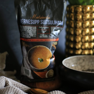 Vastlapäev ja ehe hernesupp – Matsimoka moodi! 🌿🥣

Meie Matsimoka hernesupp on valmistatud naturaalsest puljongist, mis annab sellele tõeliselt koduse ja sügava maitse. Suppi rikastavad hoolikalt läbipraetud porgand ja sibul, mis toovad esile parima maitsenüansi.

Eriline tähelepanu on pööratud kvaliteedile – meie hernesupp ei ole autoklaavitud, mis tähendab, et kõik koostisosad on säilitanud oma loomuliku maitse ja tekstuuri. See on supp, mis maitseb nagu päris, nagu vanasti!

Meie hernesuppi saab osta meie kvaliteetlihapoodidest, mis asuvad:
- Tartu Kaubamajas
- Põhjakeskues
- Kristiine Keskuses
- Rocca al Mare keskuses

